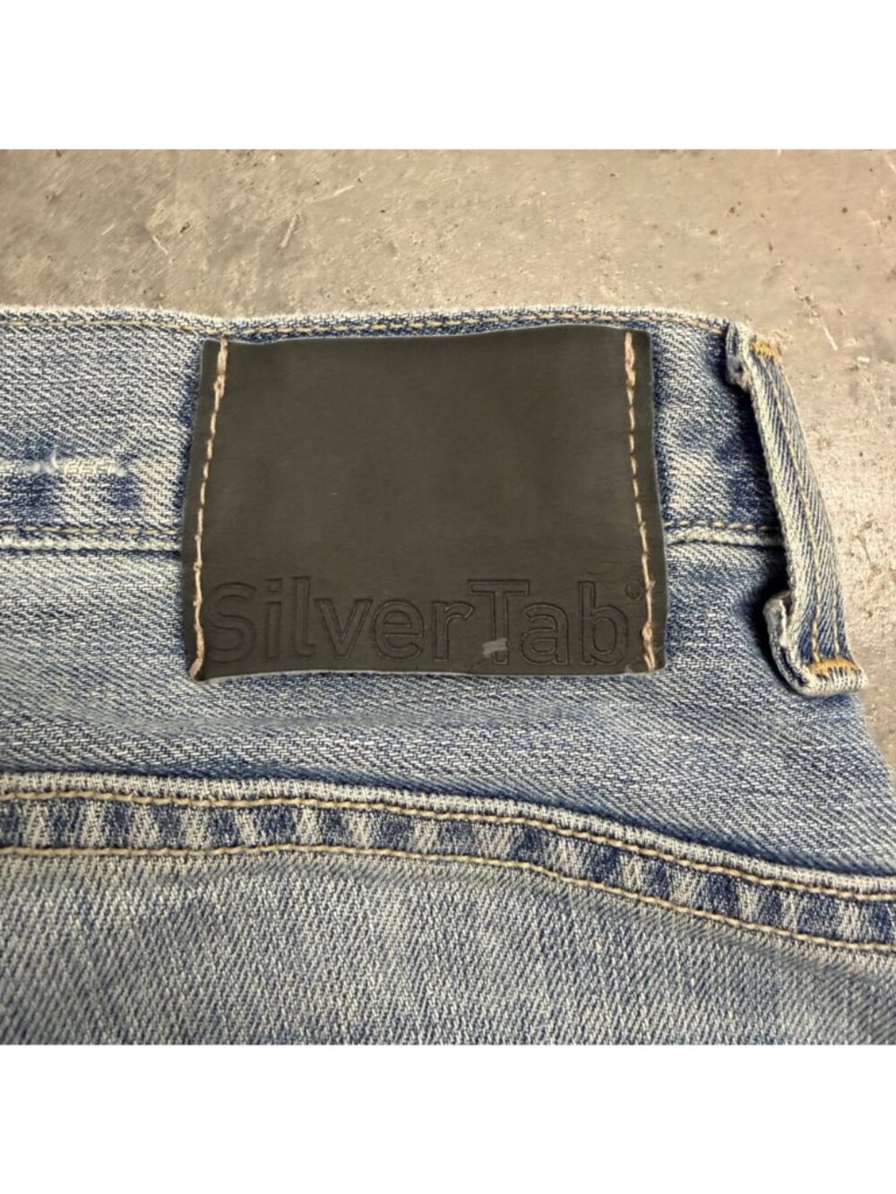 Levis 2000s Silvertab Bootcut Jeans - Picture 4 of 8
